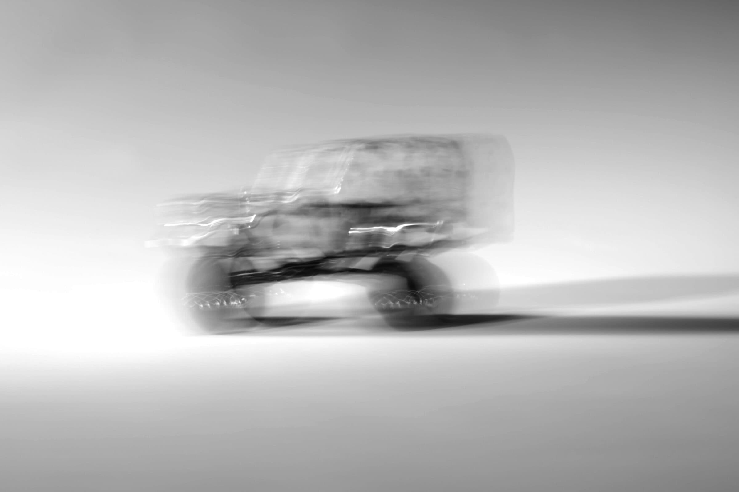 走行中の器車。流し撮り、モノクロ