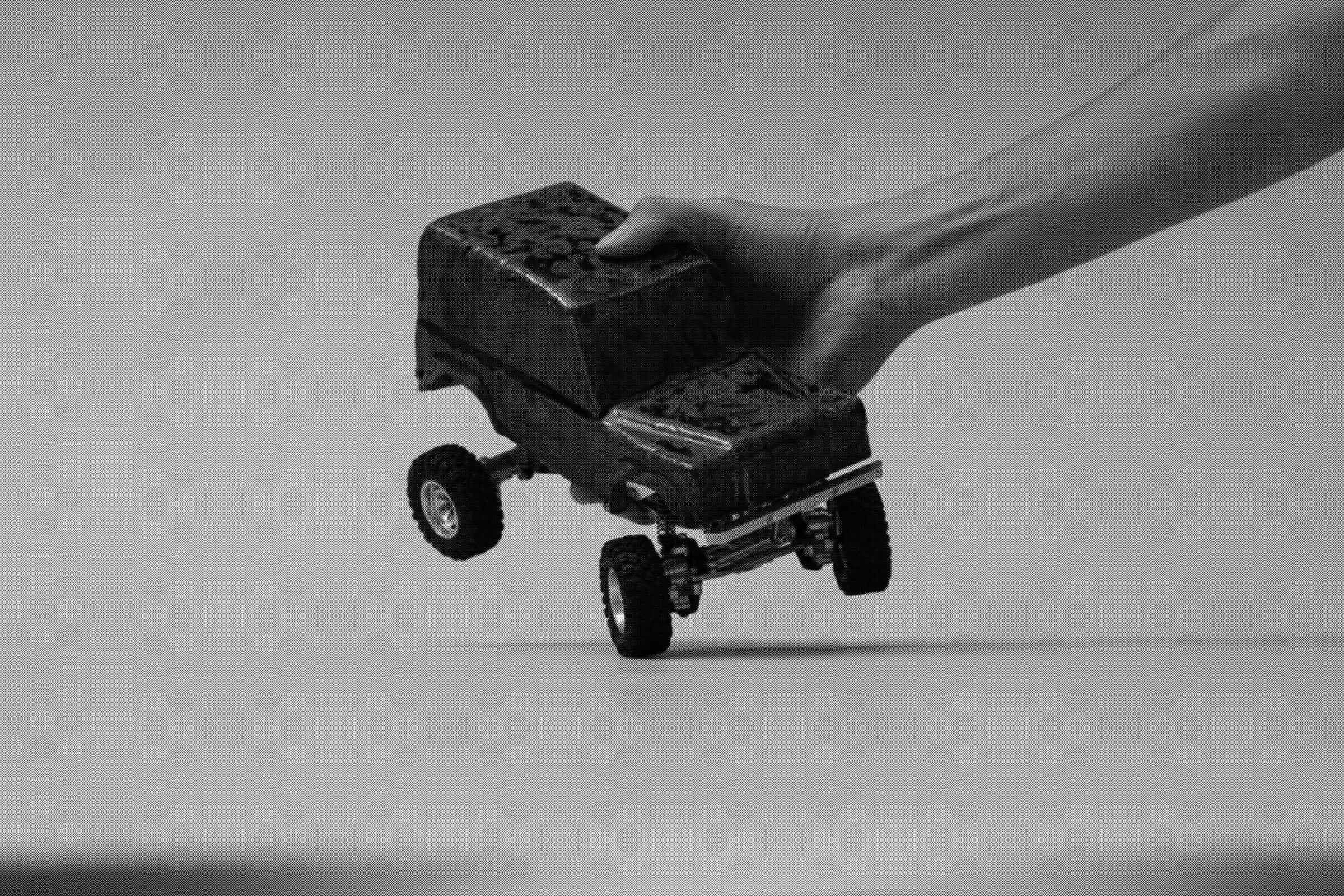 手に持たれた角型の器車。モノクロ